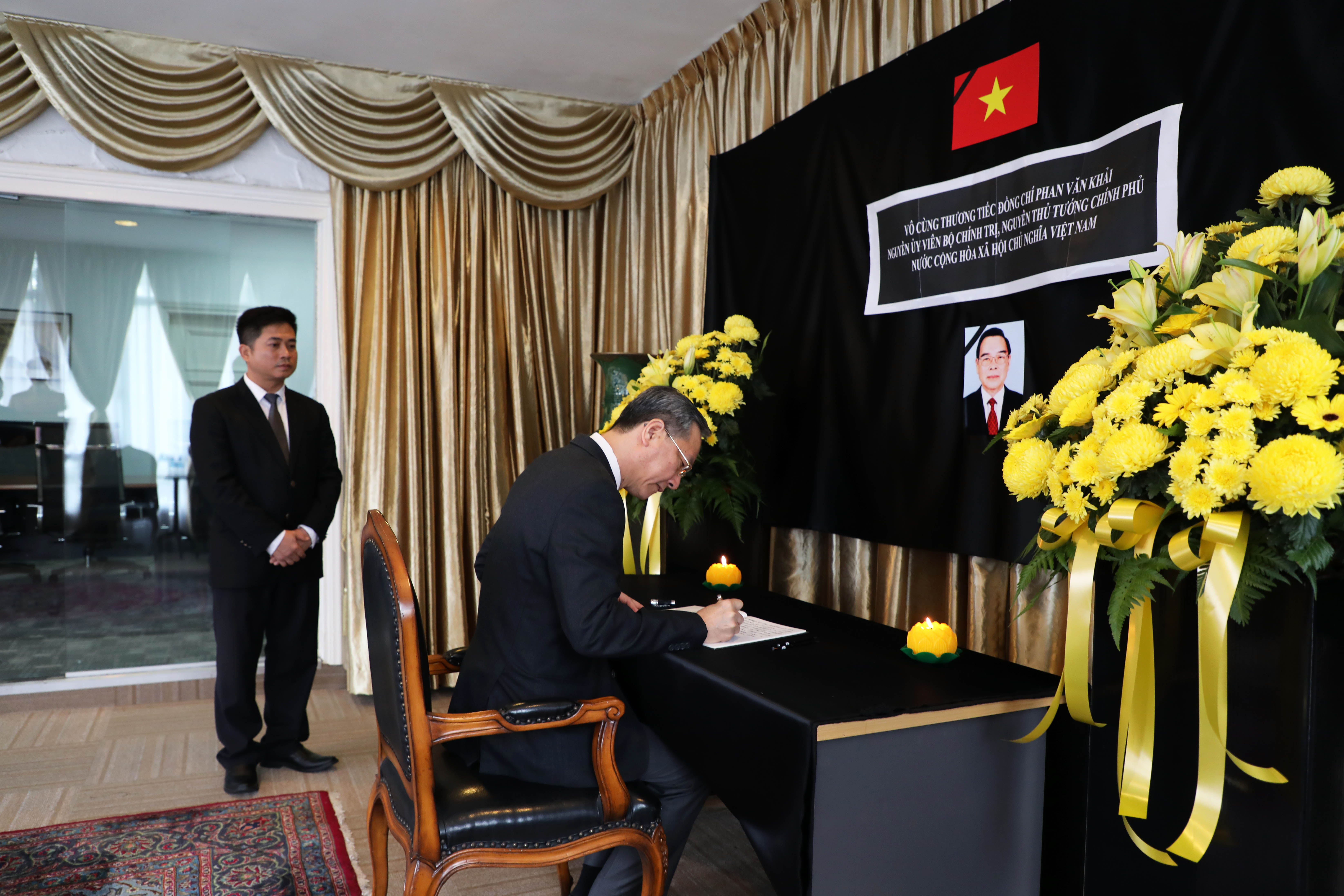 Minister of State, Prime Minister’s Office, Ministry of Manpower and Ministry of Foreign Affairs Sam Tan signs the condolence book on the passing of Mr Phan Van Khai, former Prime Minister of Vietnam, 20 March 2018