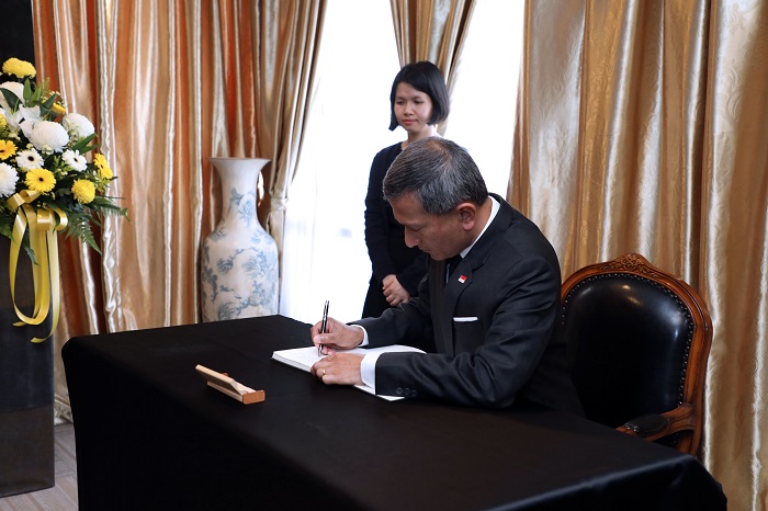 Minister for Foreign Affairs Dr Vivian Balakrishnan signs the condolence book for former General Secretary of the Communist Party of Vietnam Do Muoi at the Vietnam Embassy in Singapore, 5 October 2018.