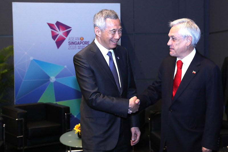 Prime Minister Lee Hsien Loong having a pull-aside with President of the Republic of Chile Sebastián Piñera, 14 November 2018