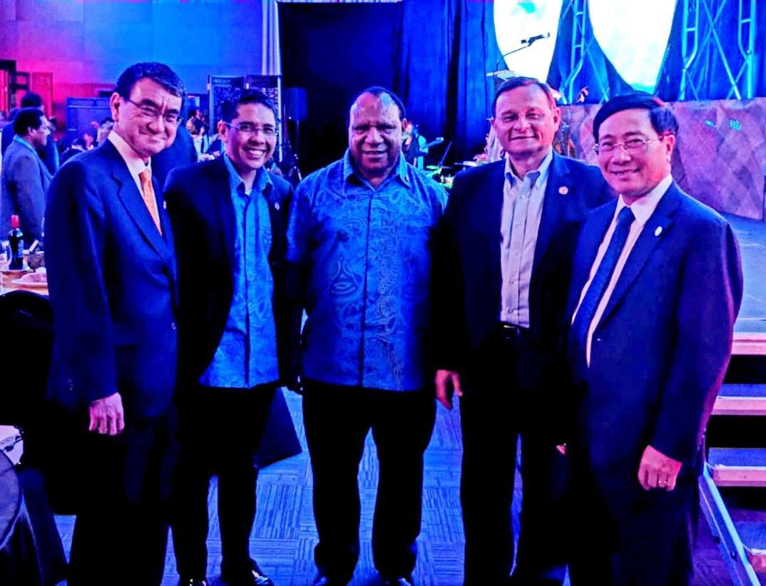 At the Gala dinner hosted by Papua New Guinea Minister for Foreign Affairs and Trade Rimbink Pato, SMS met Japan Minister for Foreign Affairs Taro Kono, Vietnam Deputy Prime Minister and Minister for Foreign Affairs Pham Binh Minh, and Peru Minister of Foreign Affairs Néstor Popolizio.