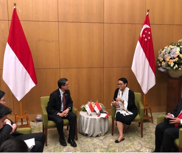 Courtesy call by Senior Parliamentary Secretary, Ministry of Social and Family Development & Ministry of Education, Associate Professor Muhammad Faishal Ibrahim on Indonesian Minister for Foreign Affairs Retno Marsudi at the side-lines of the 10th Bali Democracy Forum. [Credit: MFA, Singapore]