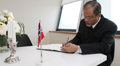 MOS-Masagos-signs-Norwegian-Condolence-Book