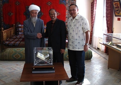 Presentation-of-the-customised-Quran-in-Samarkand-(L-R)-Imam-Mahmudjon-Ibadullaev,-MOS-Masagos-and-NRA-to-Uzbekistan-Zulkifli-Baharudin