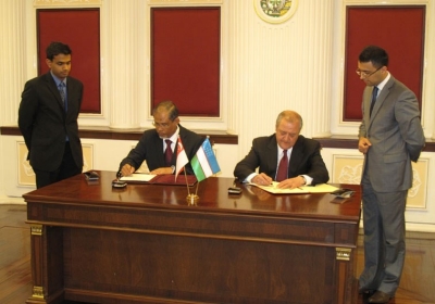 MOS-Masagos-and-Uzbek-FM-Abdulaziz-Kamilov-signing-the-Visa-Abolishment-Agreement