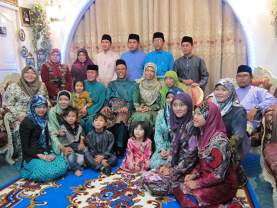 SMS Masagos and Mrs Masagos with the Penghulu of Kampung Ayer and the Penghulu's family and friends