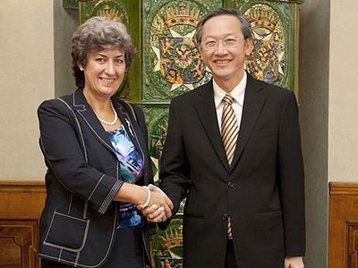 Meeting between Senior Parliamentary Secretary Mr Sam Tan and Vice-President of the Senate of the Czech Republic Ms Alena Gajdůšková in Prague on 25 September 2012.