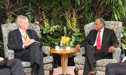 20130601 Call on Minister Shanmugam by Swedish Foreign Minister Carl Bildt 420x250px