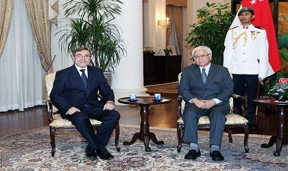 The Ambassador of the Argentine Republic His Excellency Ricardo Luis Bocalandro presenting his credentials to President Dr Tony Tan Keng Yam [MCI]