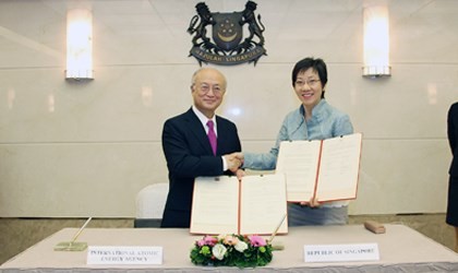 Second Minister for Foreign Affairs Grace Fu and Director General of the International Atomic Energy Agency (IAEA) Yukiya Amano at the signing of the new Memorandum of Understanding between Singapore and the IAEA on the Singapore-IAEA Third Country Training Programme, 26 January 2015 (Photo: MFA)