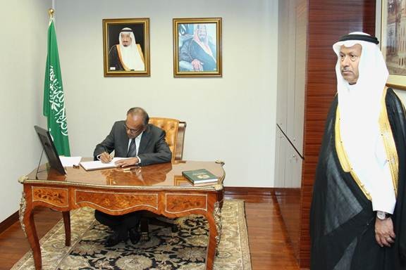 Minister for Foreign Affairs and Minister for Law K Shanmugam signs the condolence book for the late King Abdullah Bin Abdulaziz Al Saud of the Kingdom of Saudi Arabia (Photo: MFA)