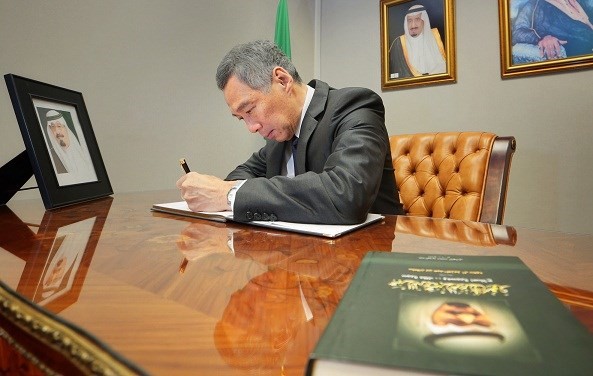 Prime Minister Lee Hsien Loong signs the condolence book for the late King Abdullah Bin Abdulaziz Al Saud of the Kingdom of Saudi Arabia (Photo: MCI)