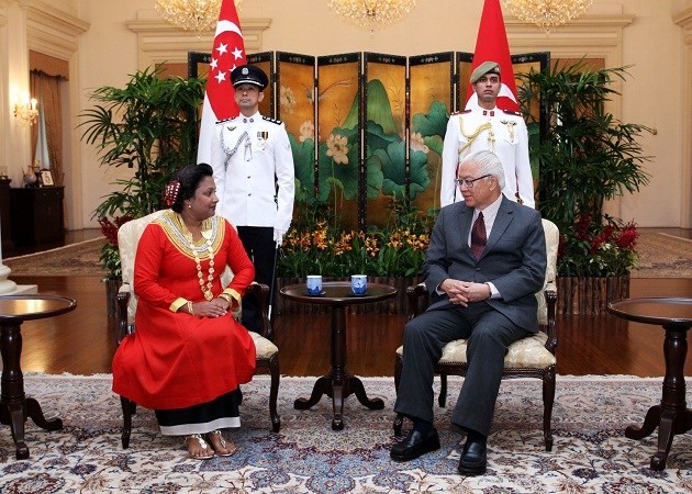 The High Commissioner of the Republic of Maldives presents her credentials to President Tony Tan [Photo: MCI]