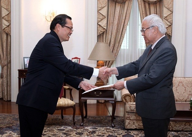 The Ambassador of the Socialist Republic of Viet Nam presents his credentials to President Tony Tan [Photo: MCI]