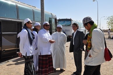 Richard Grosse, Consul-General of the Singapore Consulate-General in Muscat and leader of the Crisis Response Team (in grey suit) with the evacuated Singaporeans. [Photo credit: MFA]