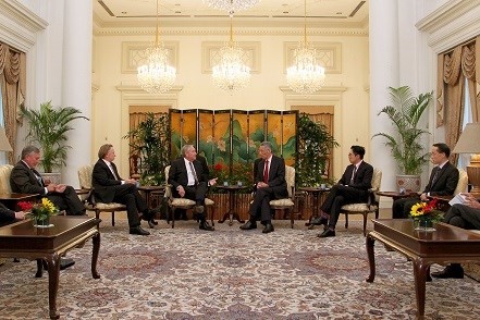 Premier of Western Australia Colin Barnett meeting with Prime Minister Lee Hsien Loong, 14 April 2015. [Photo Credit: MCI]