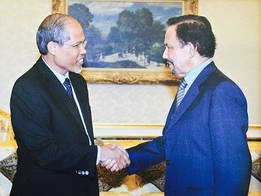 Sultan Haji Hassanal Bolkiah Mu’izzaddin Waddaulah meeting Minister in the Prime Minister’s Office, Second Minister for Home Affairs and Second Minister for Foreign Affairs Masagos Zulkifli at Istana Nurul Iman [Photo Credit: Brunei History Centre] 