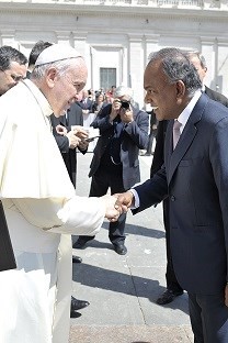 Minister for Foreign Affairs K Shanmugam’s baciamano (brief audience) with Pope Francis, 13 May 2015 [Photo: L’Osservatore Romano]