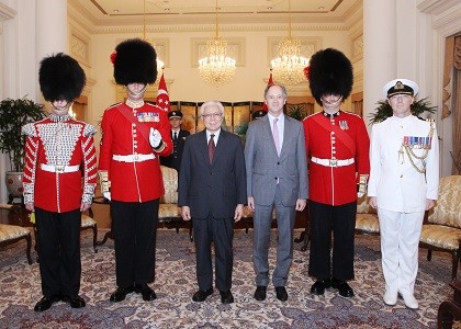 President with Guardsmen