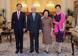 The Ambassador of the People’s Republic of China His Excellency Chen Xiaodong presenting his credentials to President Tony Tan [MCI]