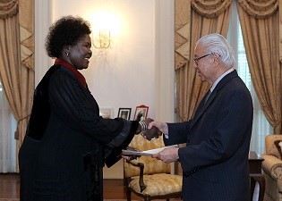 The High Commissioner of the Republic of Uganda Her Excellency Elizabeth Paula Napeyok presenting her credentials to President Tony Tan [MCI]