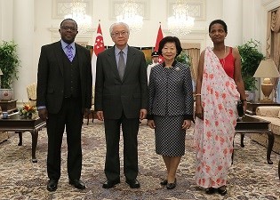 The High Commissioner of the Republic of Rwanda His Excellency Guillaume Kavaruganda presenting his credentials to President Tony Tan [Photo: MCI]