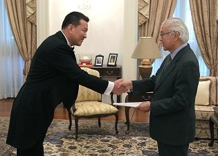 The Ambassador of Mongolia His Excellency Tumur Lkhagvadorj presenting his credentials to President Tony Tan [Photo: MCI]