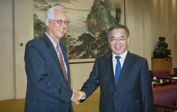 Mtg with Mr Hu Chunhua-handshake