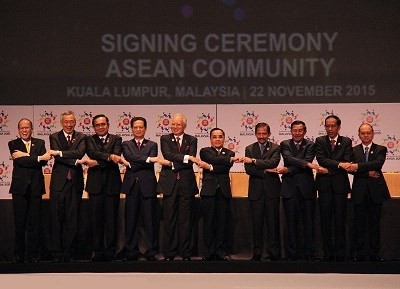 ASEAN Heads of States/Governments doing the ASEAN handshake at the Signing Ceremony of the Kuala Lumpur Declaration on the establishment of the ASEAN Community at the 27th ASEAN Summit on 22 November 2015 [Photo credit: Ministry of Foreign Affairs]