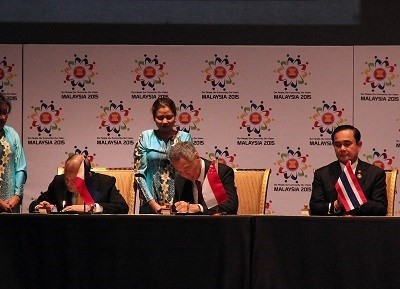 PM Lee Hsien Loong signing the Kuala Lumpur Declaration on the establishment of the ASEAN Community at the 27th ASEAN Summit on 22 November 2015 [Photo credit: Ministry of Foreign Affairs];