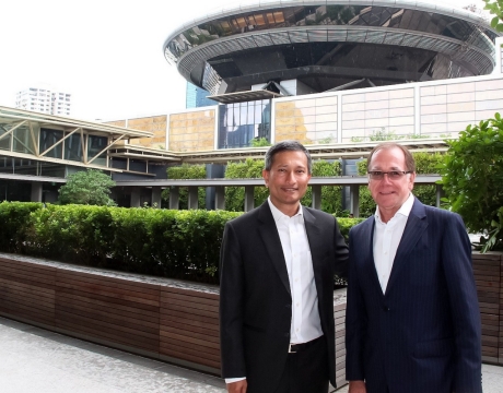 Minister for Foreign Affairs Dr Vivian Balakrishnan and New Zealand Minister of Foreign Affairs Murray McCully at the National Gallery Singapore, 8 March 2016 (Photo Credit: MFA)