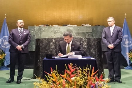 Minister (FA) signs Paris Agreement