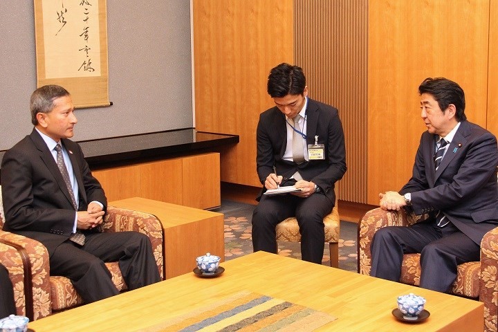 Minister for Foreign Affairs Dr Vivian Balakrishnan calls on Prime Minister of Japan Shinzo Abe, 25 April 2016 [Photo Credit: MFA]