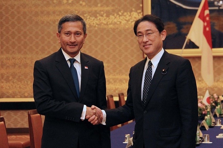 Minister for Foreign Affairs Dr Vivian Balakrishnan and Minister for Foreign Affairs of Japan Fumio Kishida in Tokyo, 26 April 2016 (Photo credit: MFA)