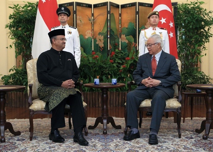 The High Commissioner of Malaysia Dato Ilango Karuppannan presenting his credentials to President Dr Tony Tan Keng Yam, 28 April 2016 (Photo Credit: MCI)