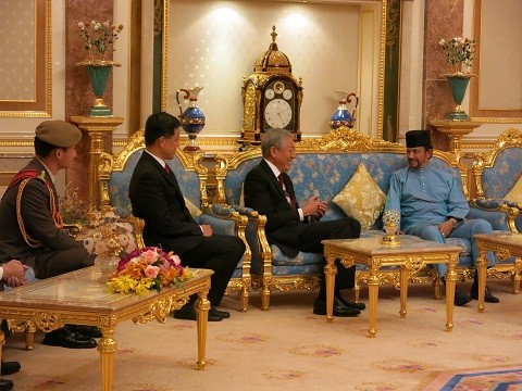 Deputy Prime Minister and Coordinating Minister for National Security Teo Chee Hean, Minister in the Prime Minister’s Office Chan Chun Sing, and Singapore’s Chief of Defence Force LG Perry Lim had an audience with the Sultan to convey their birthday wishes.