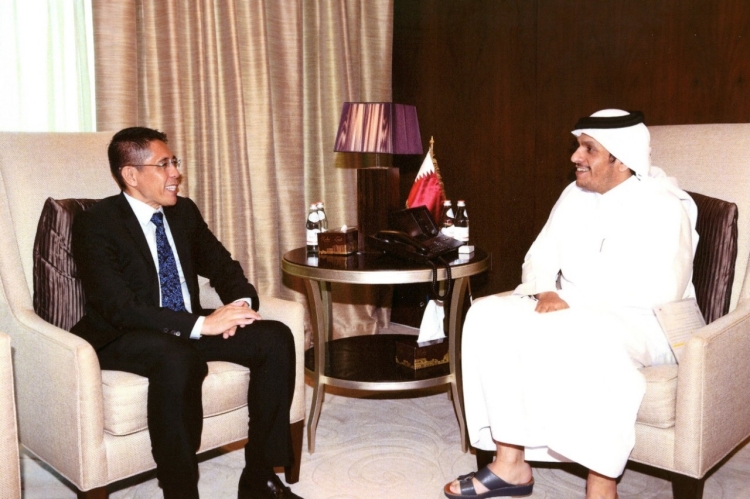 Senior Minister of State, Ministry of Defence and Ministry of Foreign Affairs, Dr Maliki Osman with Qatar Minister of Foreign Affairs Sheikh Mohammed Bin Abdulrahman Al Thani, 2 April 2017. [Photo credit: Qatar Ministry of Foreign Affairs]