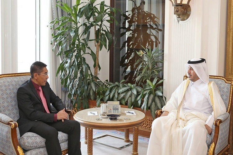 Senior Minister of State, Ministry of Defence and Ministry of Foreign Affairs, Dr Maliki Osman making a call on Qatar Prime Minister and Minister of Interior Sheikh Abdullah Bin Nasser Bin Khalifa Al Thani, 3 April 2017. [Photo credit: Qatar Emiri Diwan]